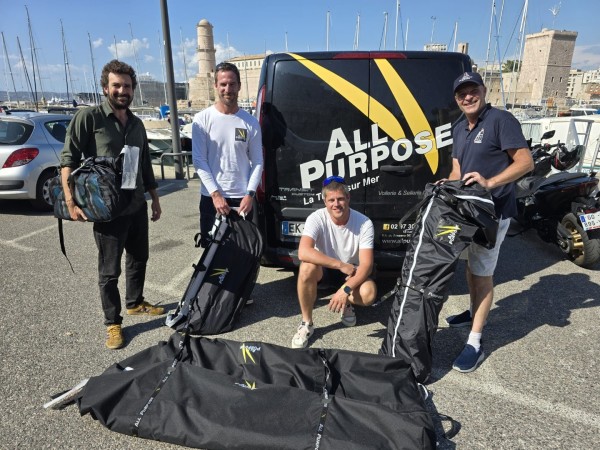 Livraison des voiles de Mini 6.50 à Marseille ©